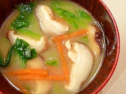 鉄分たっぷり★「ほうれん草&人参&椎茸の味噌汁」